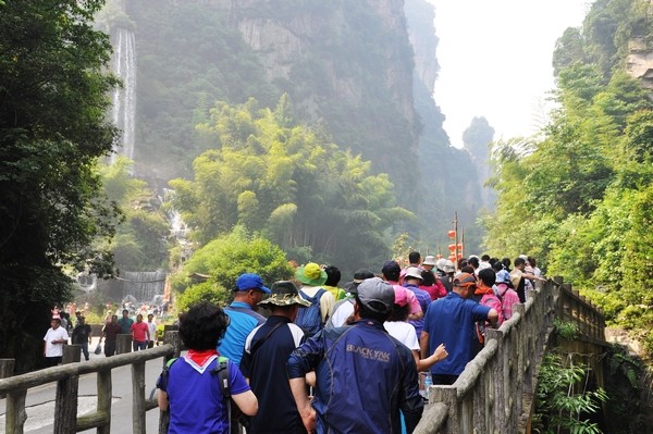 张家界宝峰湖景区推行“平安旅游”实现接待翻番